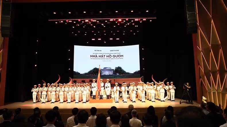 The first flag raising ceremony inside the opera. (Photo: NDO)