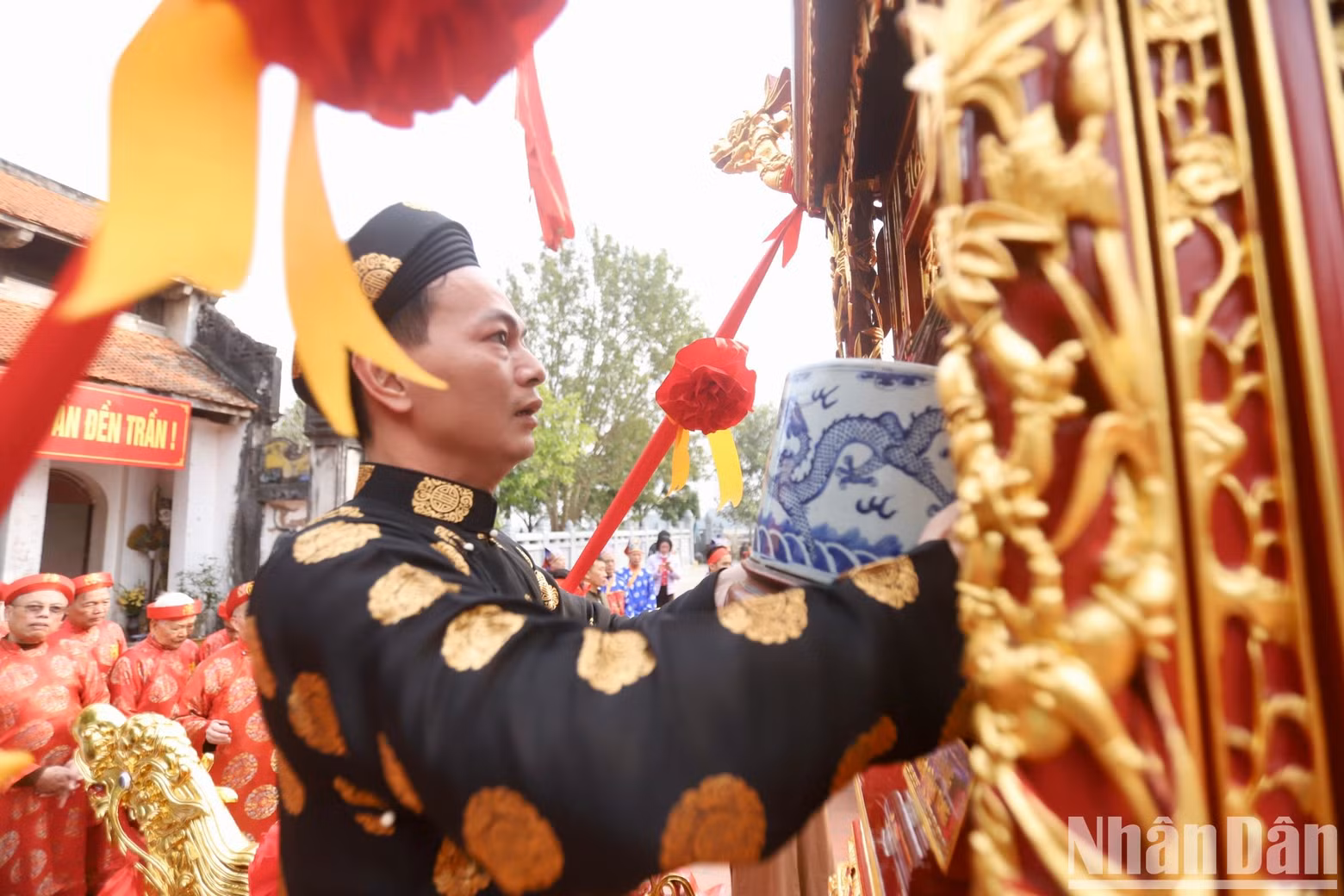 The incense bowl to worship Buddhist King Tran Nhan Tong was taken from the palanquin, aiming to pay tribute to the ancestors for their merits.