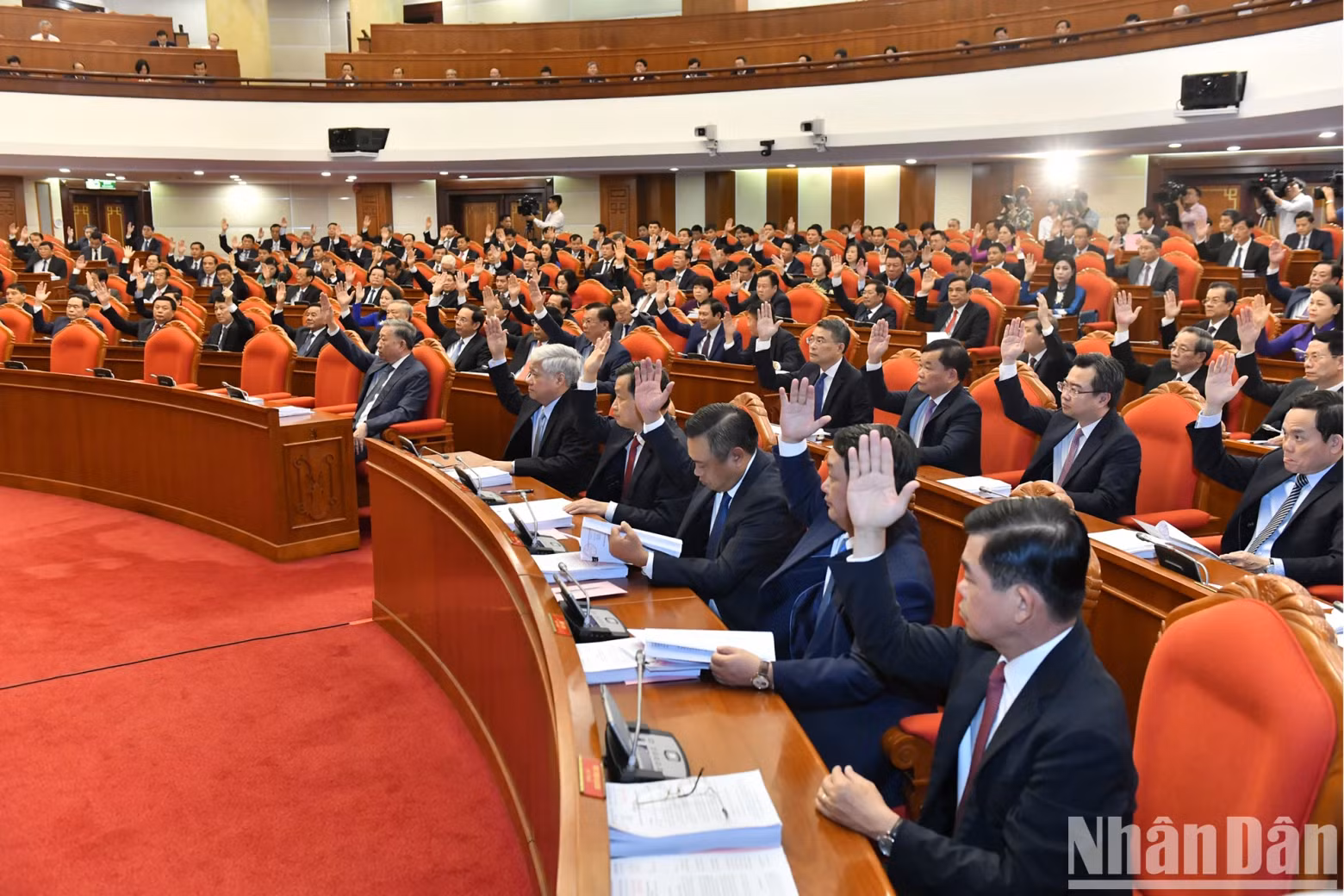 The delegates vote to approve the plenum’s programme. The delegates vote to approve the plenum’s programme.