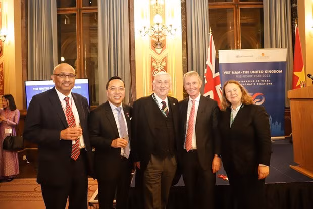 Ambassador Nguyen Hoang Long (second from left), Speaker of the House of Commons Lindsay Hoyle (centre), and Deputy Speaker of the House of Commons Nogel Evans (second from right) at the launch of the Vietnam - UK Friendship Year 2023. (Photo: VNA)