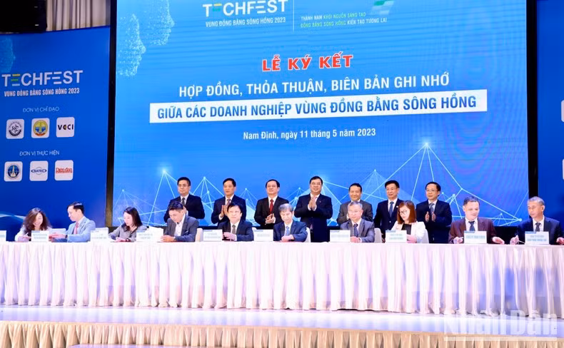 At the opening ceremony for the festival, five technology transation contracts are signed.