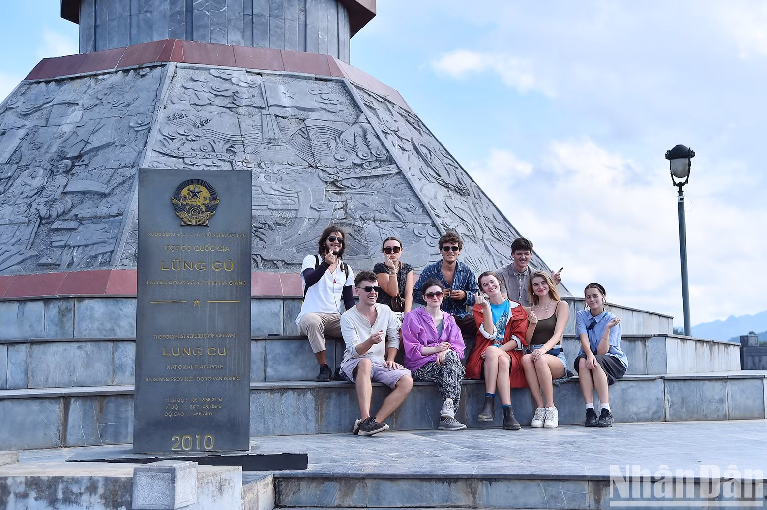From Lo Lo Chai Village, the Lung Cu Flagpole can be clearly viewed 1km away. Therefore, foreign tourists also want to set foot near the relic, considered a sacred symbol of Vietnam's sovereignty.