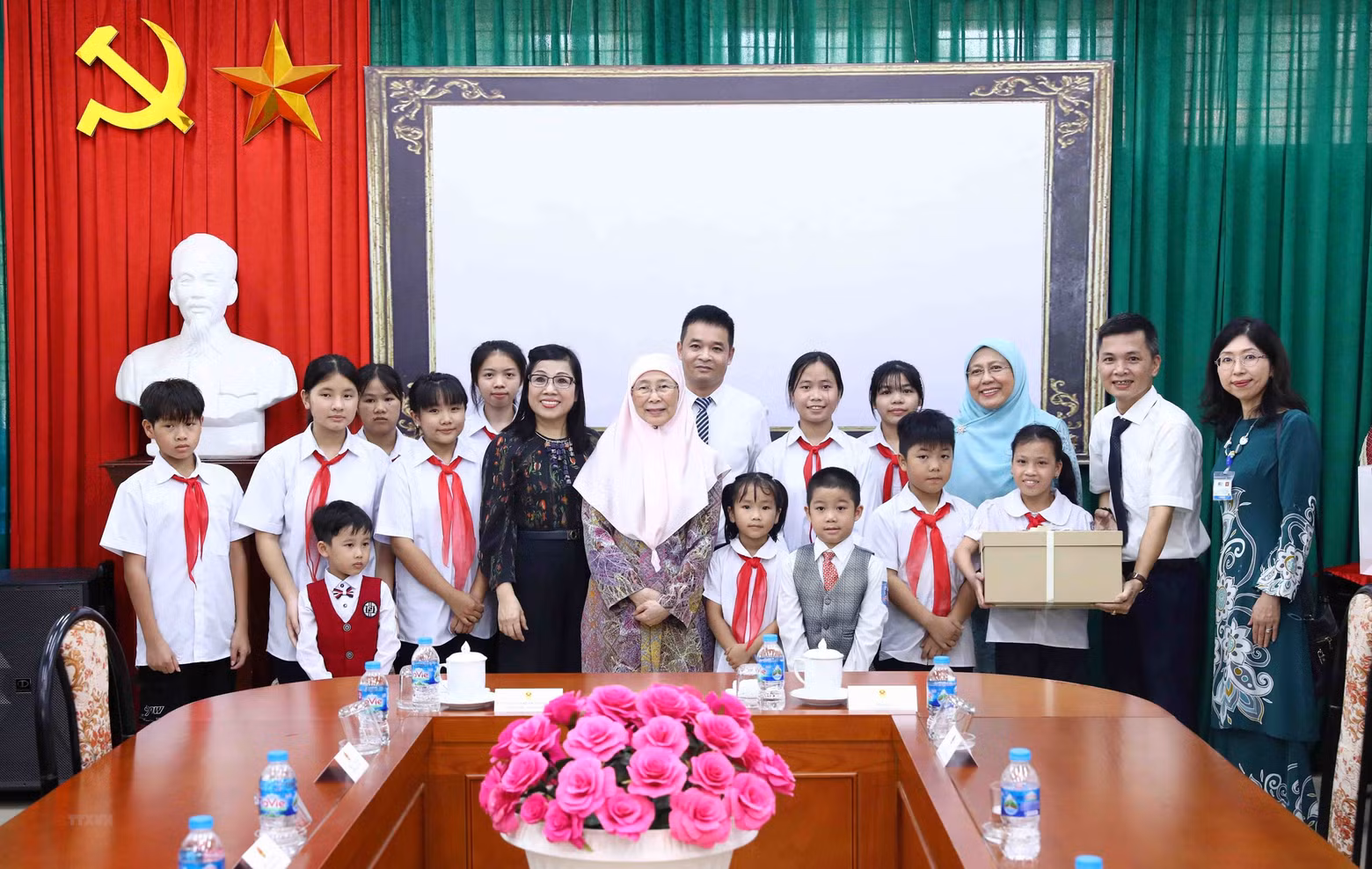 Vietnamese and Malaysian PMs’ spouses present gifts to the children at the village. (Photo: VNA) Vietnamese and Malaysian PMs’ spouses present gifts to the children at the village. (Photo: VNA)