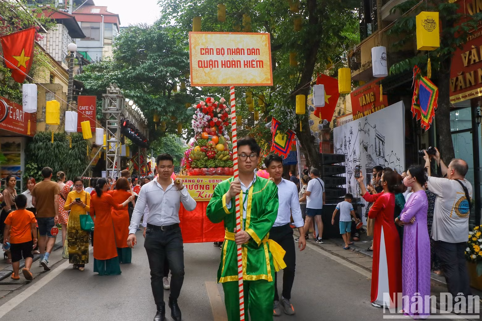 The procession delegation of Hoan Kiem District’s officials and people.