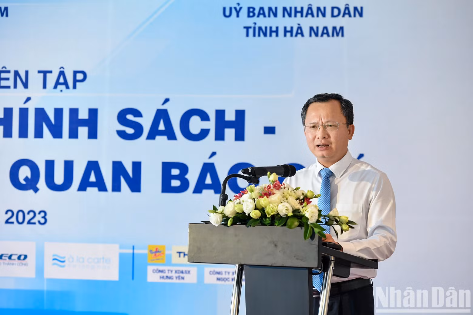 Cao Tuong Huy, Acting Chairman of Quang Ninh Provincial People's Committee, speaks at the forum.
