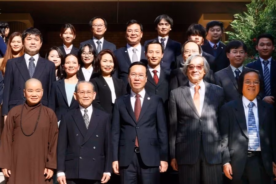 President Vo Van Thuong and the delegates at the meeting. (Photo: VNA)