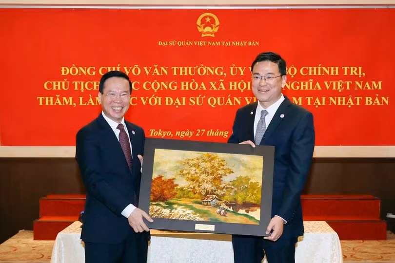 President Vo Van Thuong presents a painting of Vietnamese landscape to the Vietnamese Embassy in Japan. (Photo: VNA)