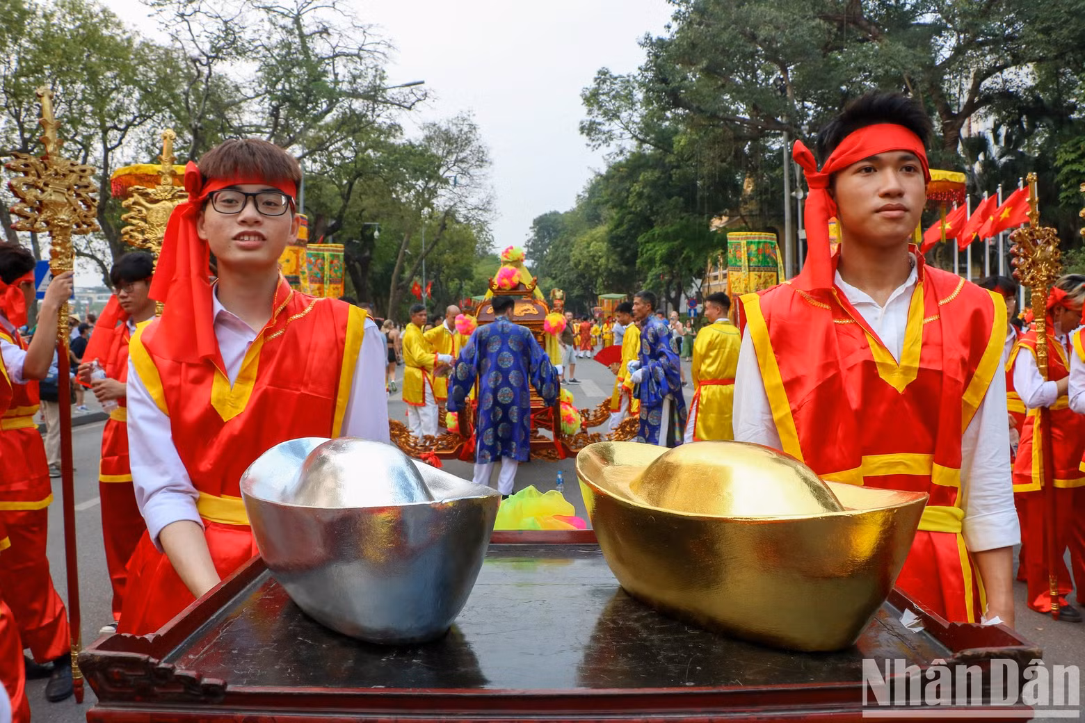 The procession introduces Dinh Cong and Dong Xam silver products, Dai Bai bronze, and Kieu Ky gold and silver.