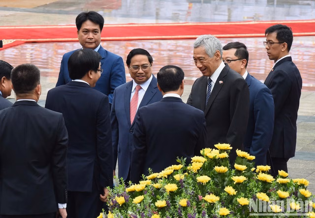 PM Pham Minh Chinh introduces members of the Vietnamese delegation to PM Lee Hsien Loong.