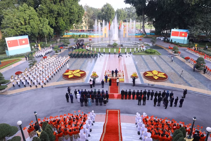 An overview of the official welcome ceremony for the Chinese Party and State leader (Photo: VNA) An overview of the official welcome ceremony for the Chinese Party and State leader (Photo: VNA)