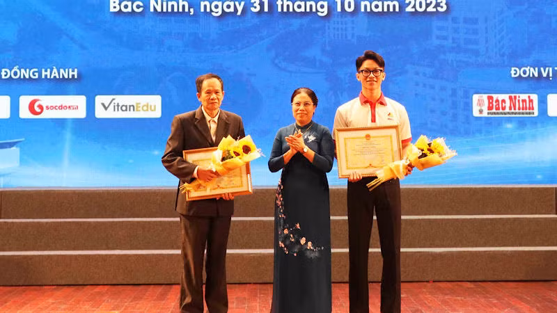 The second-prize winners are honoured at the awards ceremony. The second-prize winners are honoured at the awards ceremony.