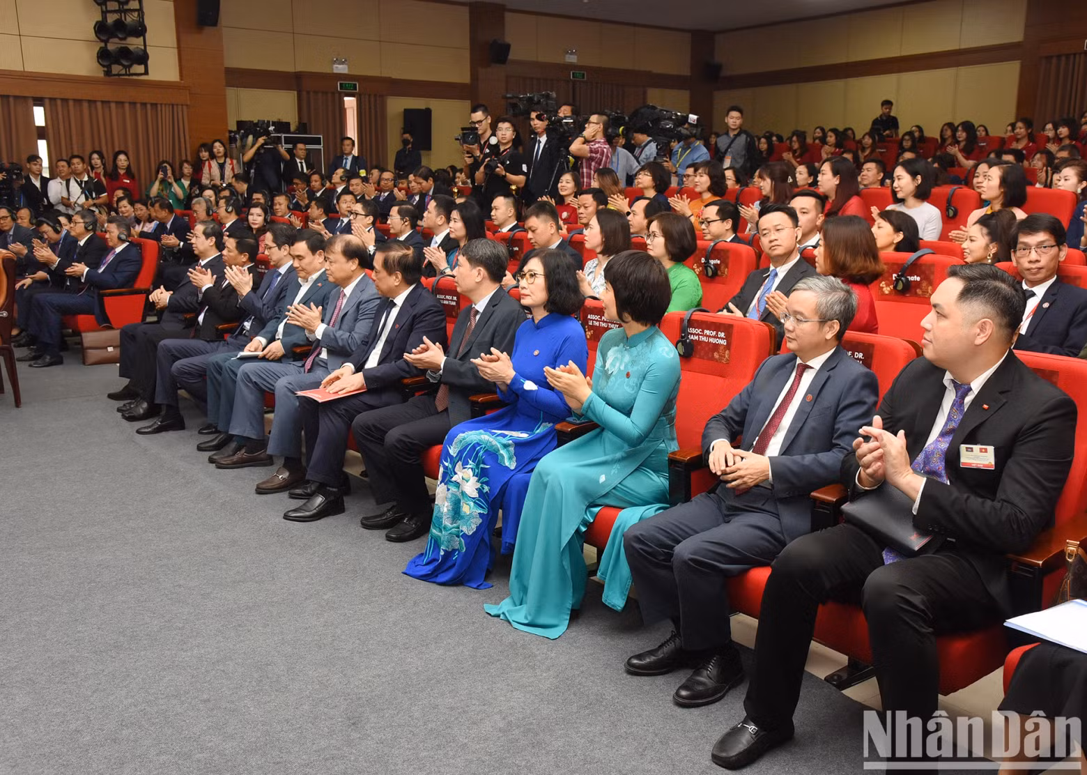 Officials, lecturers, and students of Foreign Trade University at the meeting.