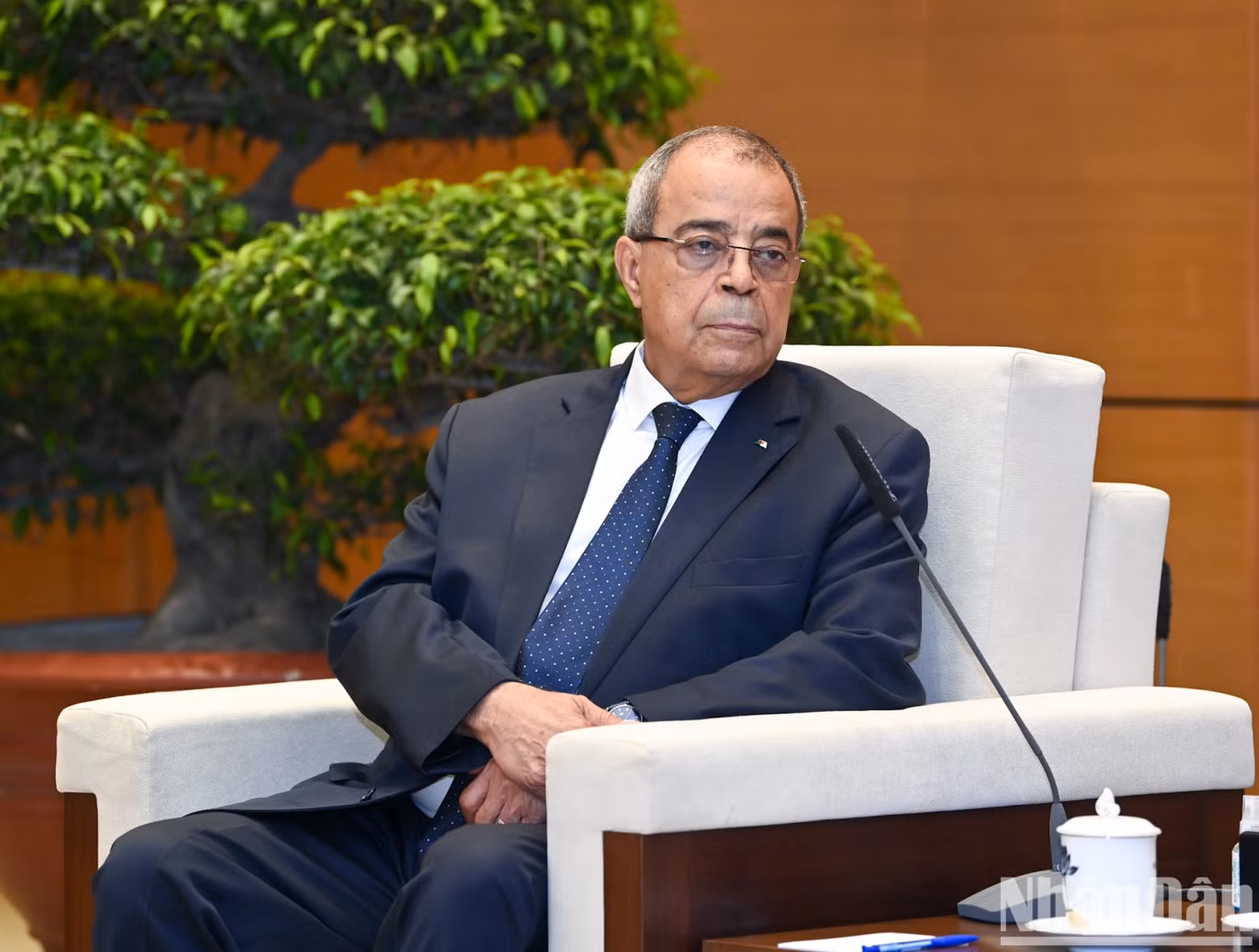 Algerian Minister of Industry and Pharmaceutical and Chairman of the Algeria-Vietnam Inter-governmental Committee Production Ali Aoun speaks at the reception.