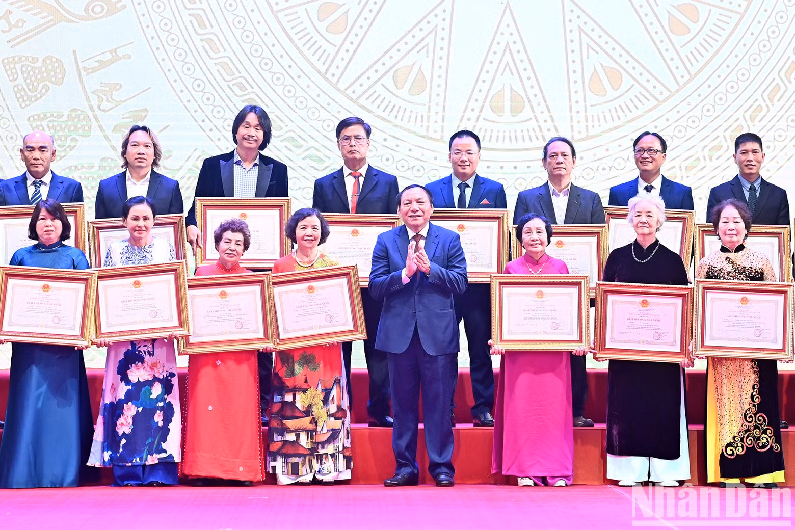 Minister of Culture, Sports and Tourism Nguyen Van Hung presents State Awards to authors and representatives from the authors’ families.