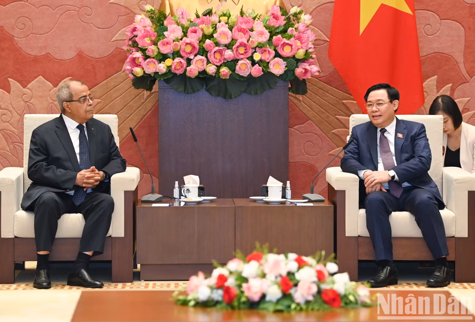 NA Chairman Vuong Dinh Hue and Algerian Minister of Industry and Pharmaceutical Production Ali Aoun at the reception.