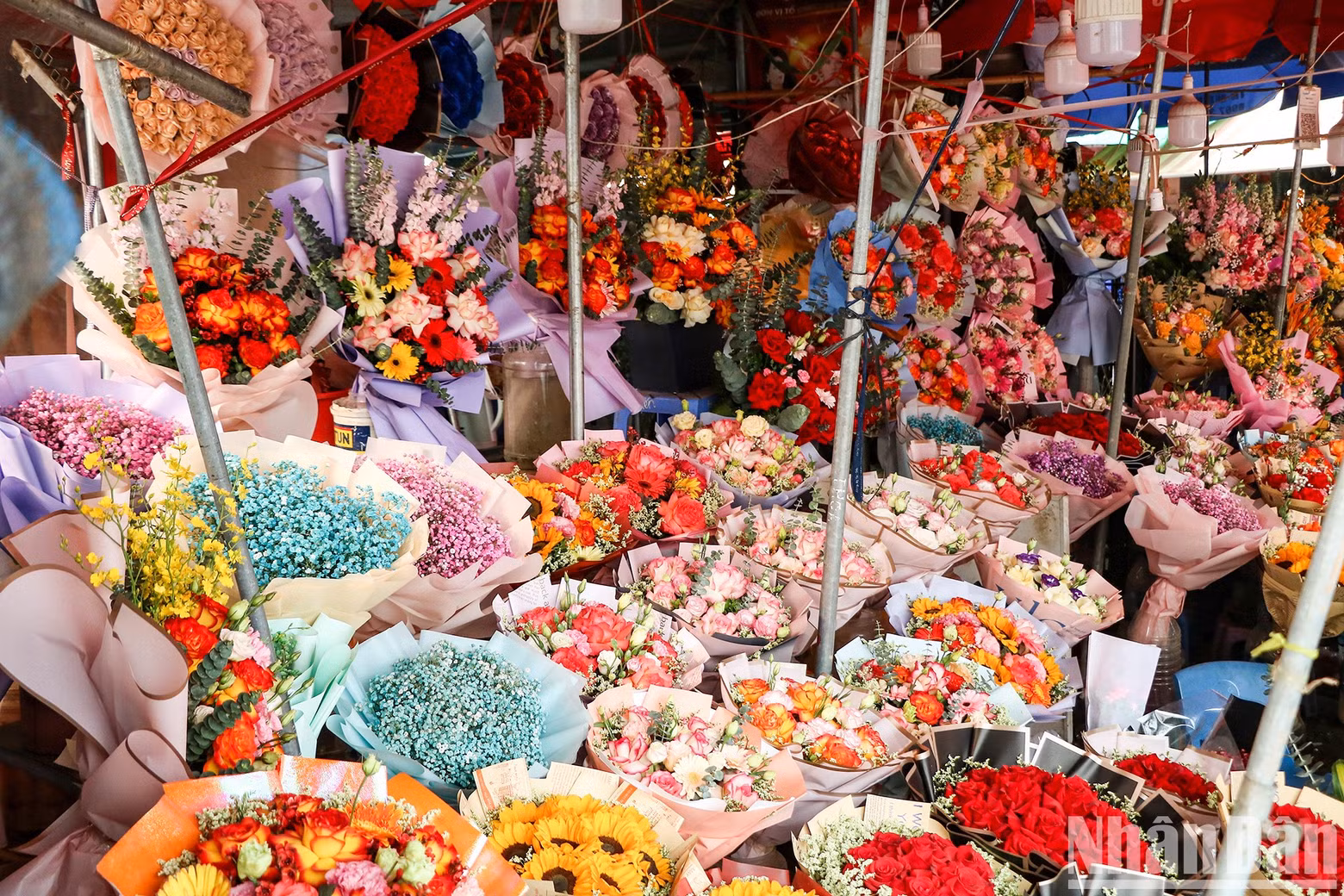 Many flower bouquets are available for customers, with prices ranging from 400,000 VND to 700,000 VND.