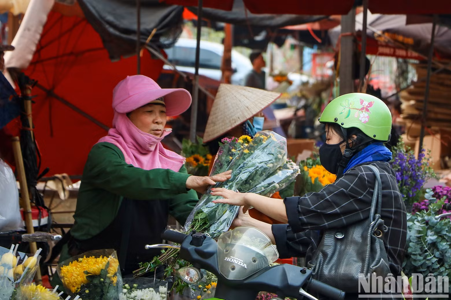 "This year, people's demand for flowers is quite high, so I have to work through the nights”, said a small trader.