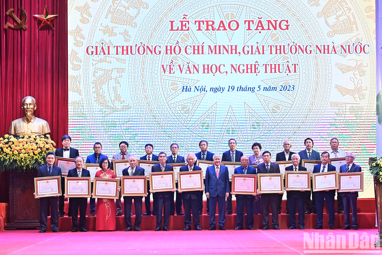 President of Vietnam Fatherland Front Central Committee Do Van Chien Man presents State Awards to authors and representatives from the authors’ families.