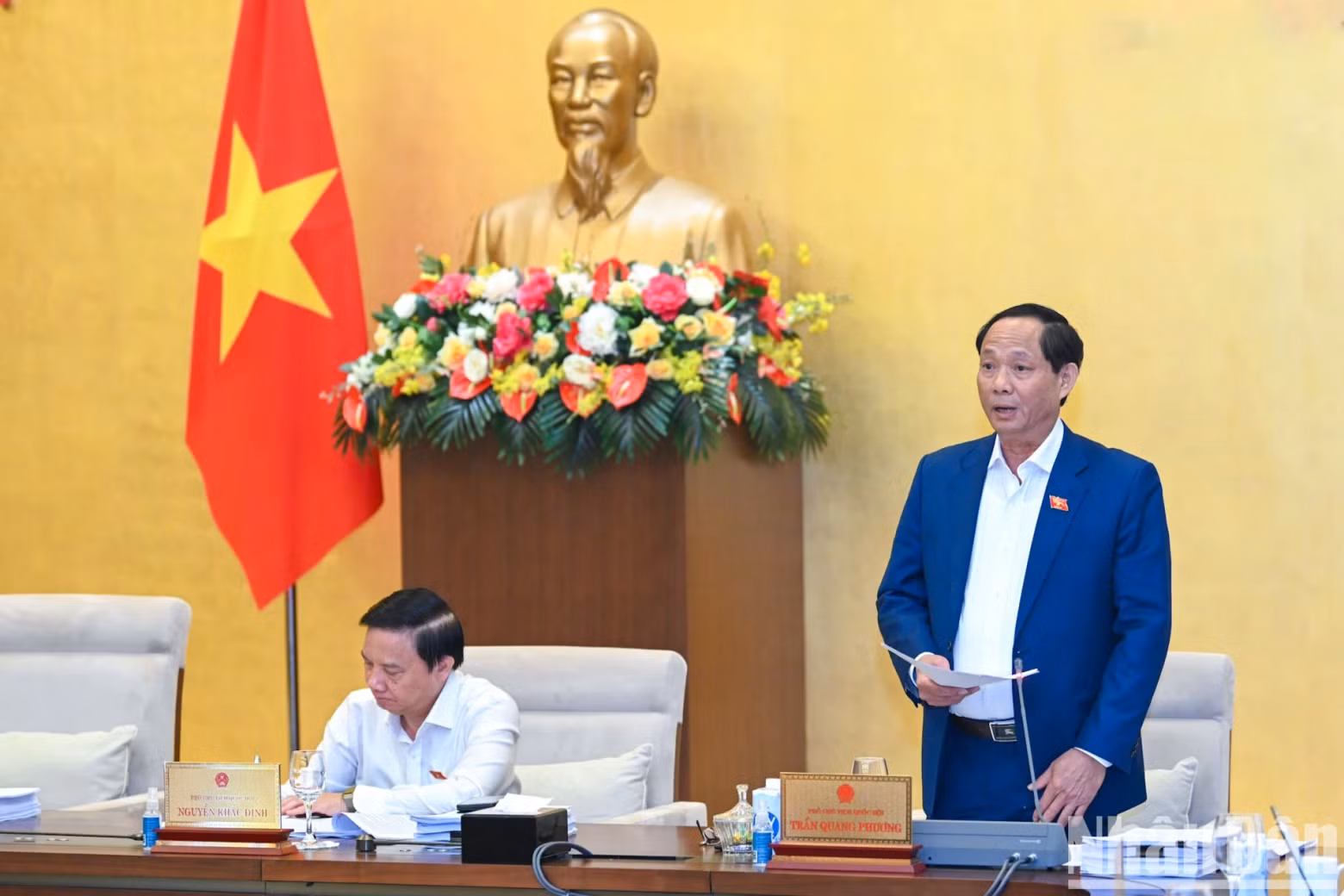 NA Vice Chairman Tran Quang Phuong moderates the discussion to give opinions on the report on the handling of voters’ opinions and recommendations.