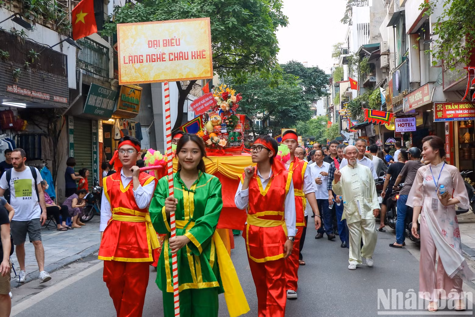 Delegates from Chau Khe Craft Village join the procession with great excitement and joy.