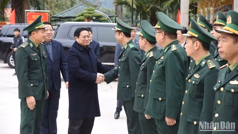 PM Pham Minh Chinh visits officers and soldiers of border guard post of Ta Lung border gate. (Photo: NDO)