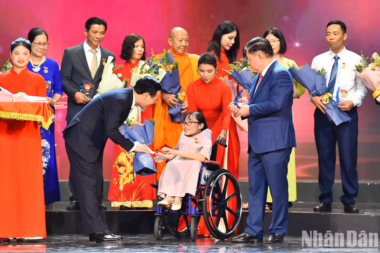 President Vo Van Thuong and Head of the PCC’s Communications and Education Nguyen Trong Nghia present flowers and symbols to outstanding examples at the programme.