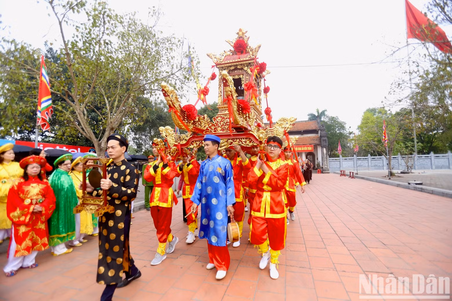 The procession of the Ngoc Lo palanquin was held on the morning of January 11 after two years of hiatus due to the COVID-19 pandemic. Hundreds of people joined the procession from Thuong (Thien Truong) Temple to Pho Minh Pagoda.