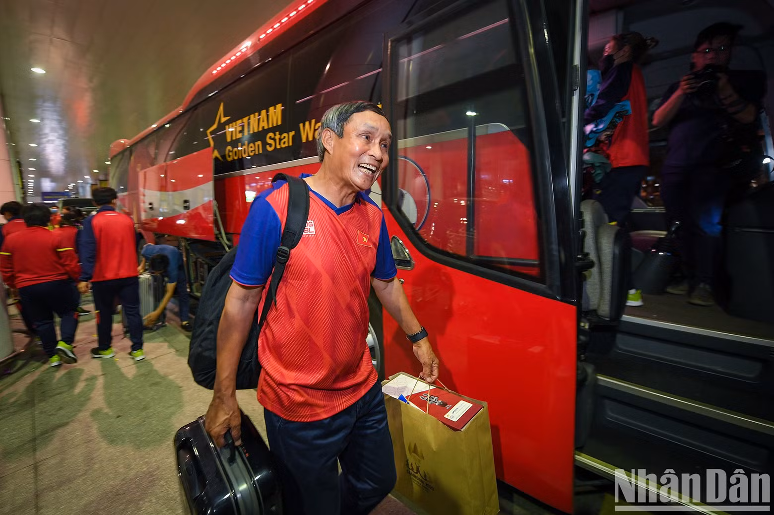 In Pictures: Vietnamese women’s football team returns home to fans’ warm welcome ảnh 13