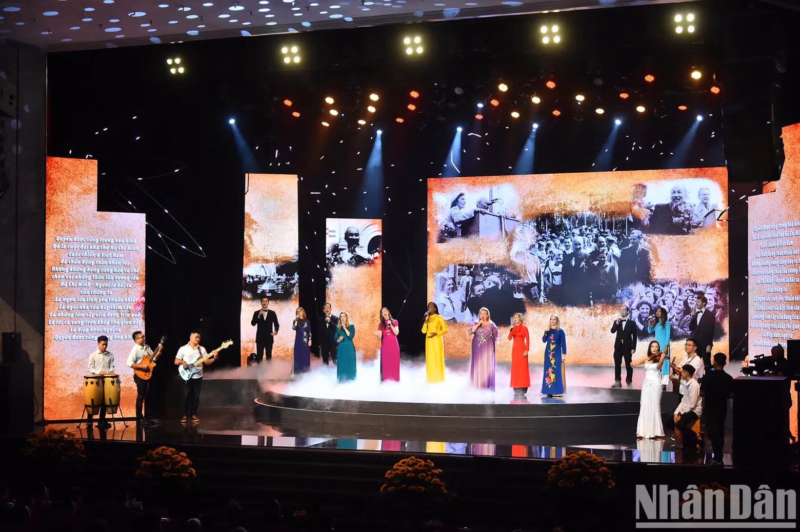 Artists who are living and working in Vietnam and a choir perform a medley of the songs “Quyen duoc song trong tu do” (The Right to Live in Freedom) and “Bai ca Ho Chi Minh” (The Song about Ho Chi Minh).