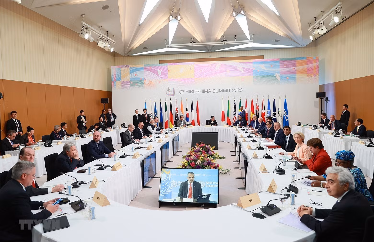 On May 20, Prime Minister Pham Minh Chinh and heads of the delegations from the member countries of the G7 expanded, attend a discussion on cooperation in solving multiple crises. (Photo: VNA)