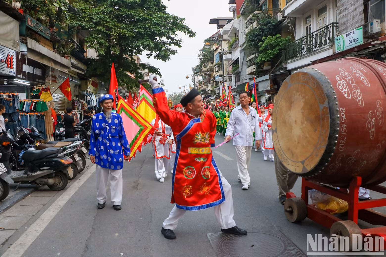 Hanoi’s Old Quarter streets are full of throbbing drums and colourful flags and flowers, creating a vibrant and bustling atmosphere.