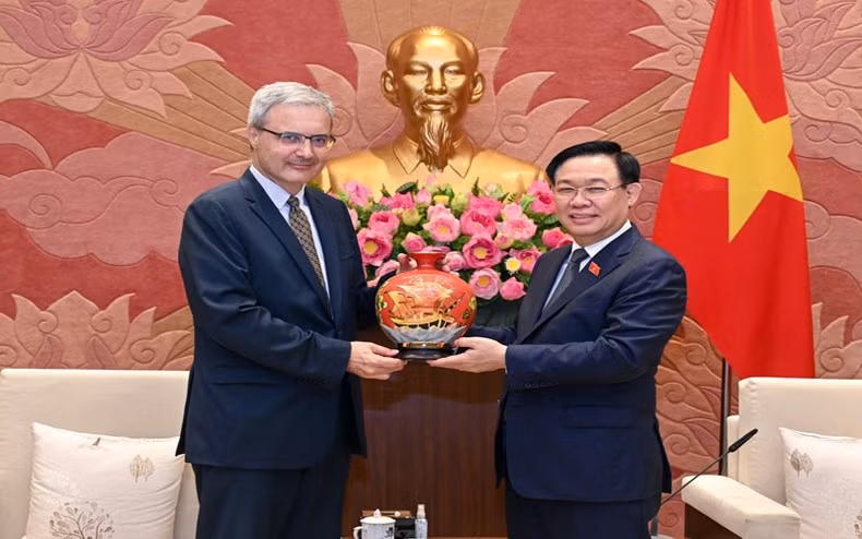 NA Chairman Vuong Dinh Hue presents a souvenir to French Ambassador Nicolas Warnery. (Photo: NDO)