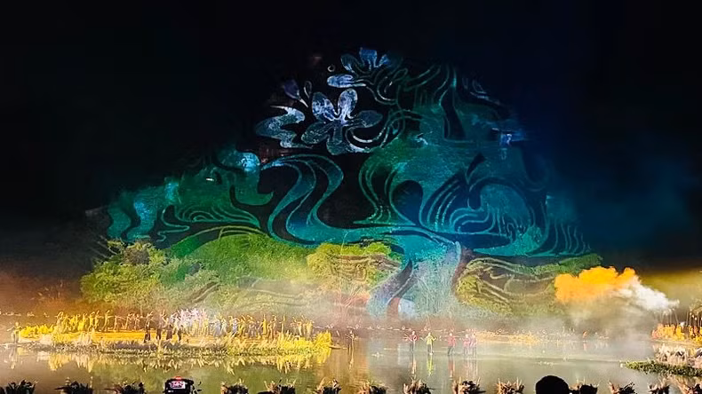 The combination of nature, people and technology creates a unique and attractive art programme at the opening ceremony of the second Ninh Binh-Trang An Festival. (Photo: XUAN TRUONG)