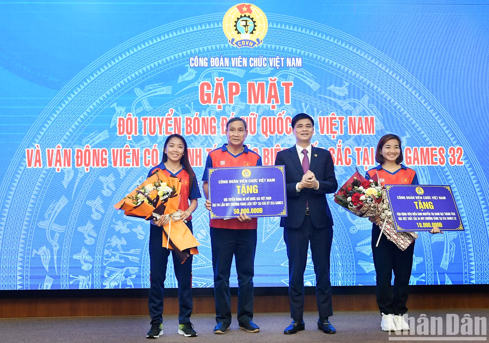 At the meeting, the Standing Committee of the Vietnam Public Sector Union presents a respective 50 million VND and 10 million VND to the Vietnamese women’s football team and Nguyen Thi Oanh.