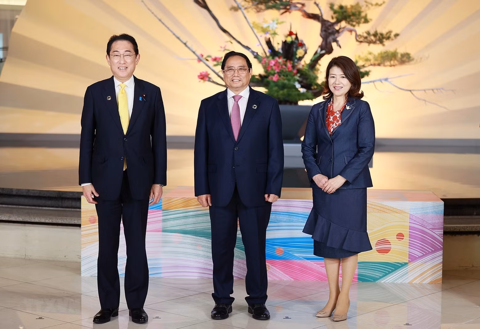 Japanese Prime Minister Kishida Fumio and his spouse welcome Vietnamese Government leader Pham Minh Chinh, to attend the G7 expanded summit. (Photo: VNA)