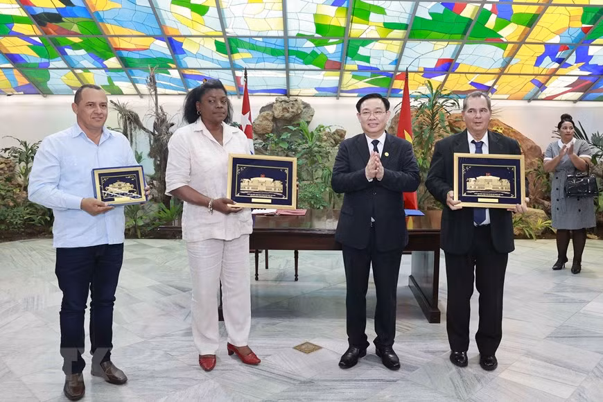 NA Chairman Hue (second from right) presents souvenirs to local leaders (Photo: VNA)