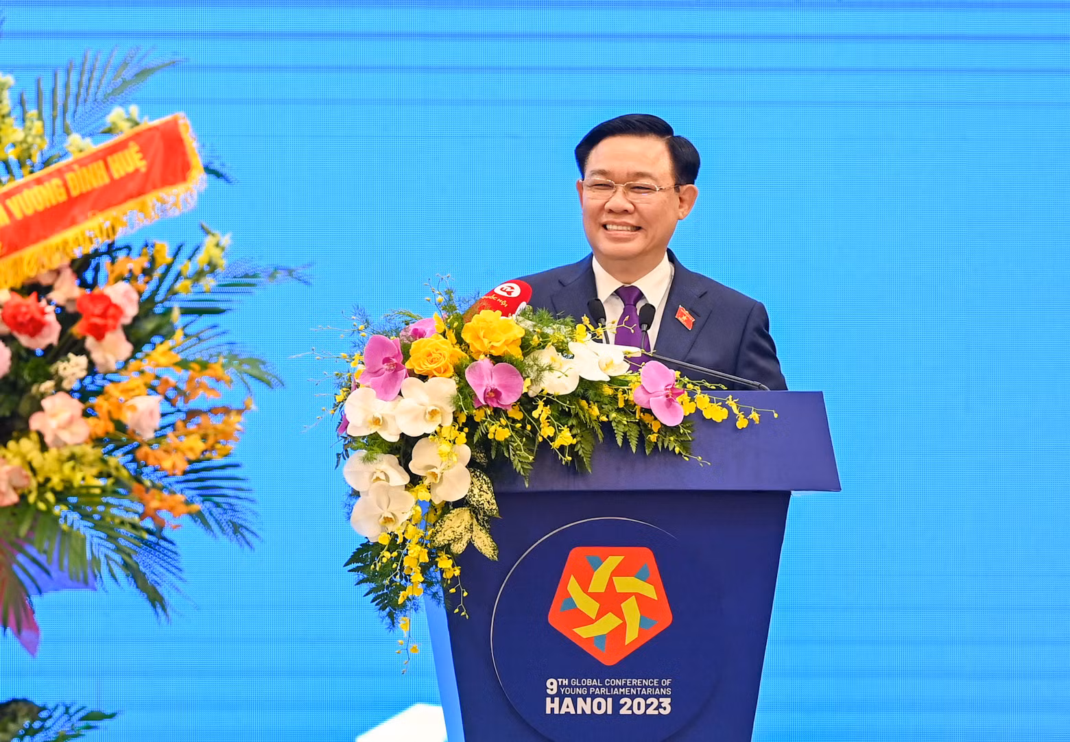 NA Chairman Vuong Dinh Hue speaks at the conference. (Photo: DUY LINH)
