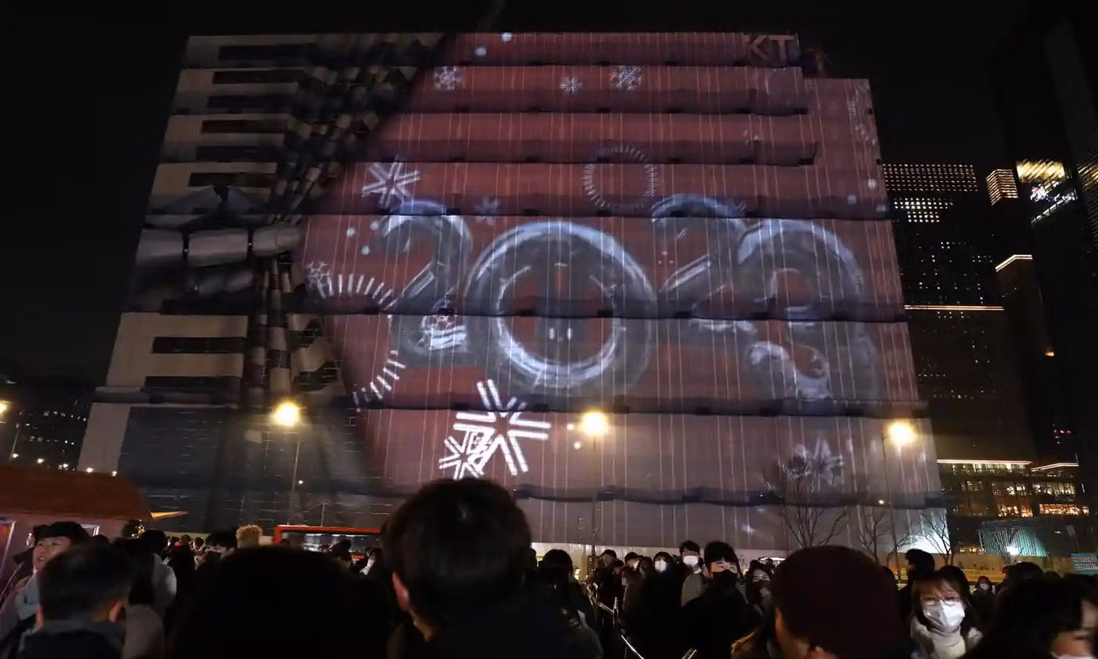 Gwanghwamun Square is bustling on New Year's Eve. (Photo: Chung Sung-Jun/Getty Images)