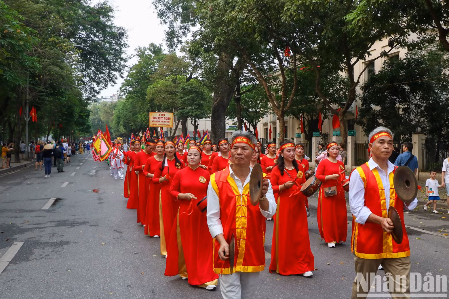 With its large scale, this year's procession draws the participation of citizens of all ages, who all want to immerse themselves in the festive atmosphere.