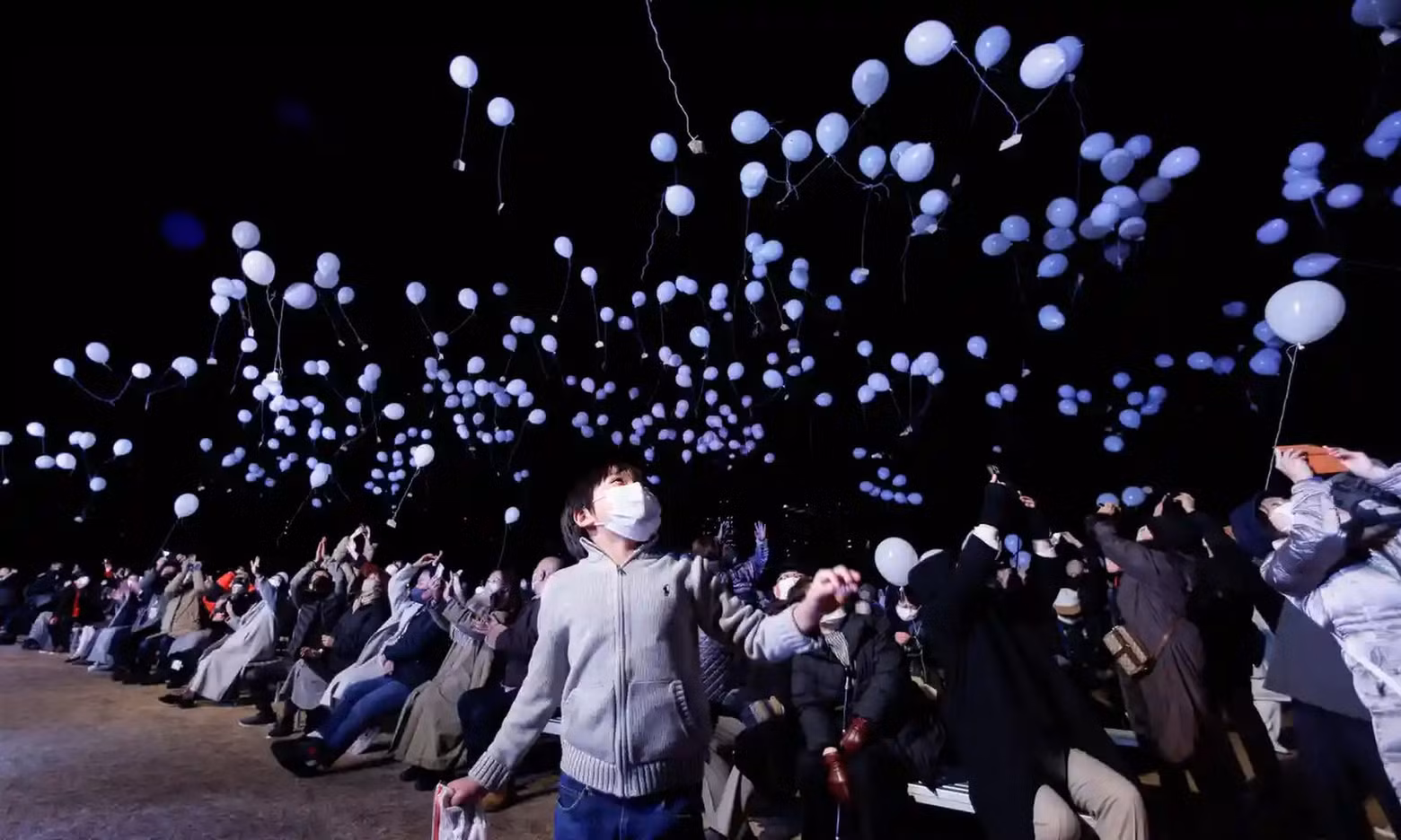 The release of balloons during New Year's celebrations in Tokyo. Many Japanese people still wear masks when going to crowded places to prevent the spread of the pandemic. (Photo: Reuters)