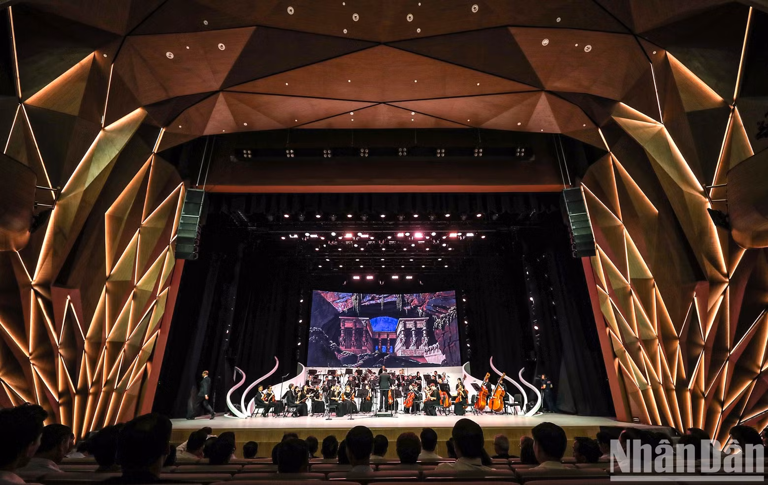 Located on Hang Bai Street, a prime location, this will be the venue for political, cultural and artistic events and art programmes, in service of domestic and foreign affairs, with the role of an international convention centre.