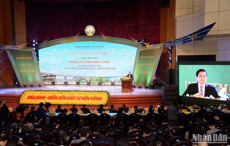 PM Pham Minh Chinh speaks at the conference.