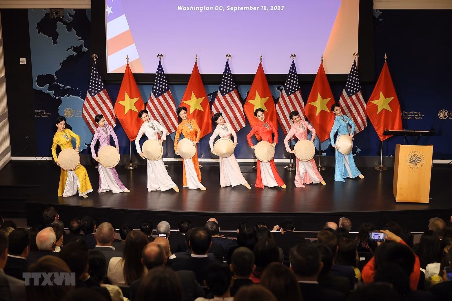 An art performance at the event.(Photo: VNA)