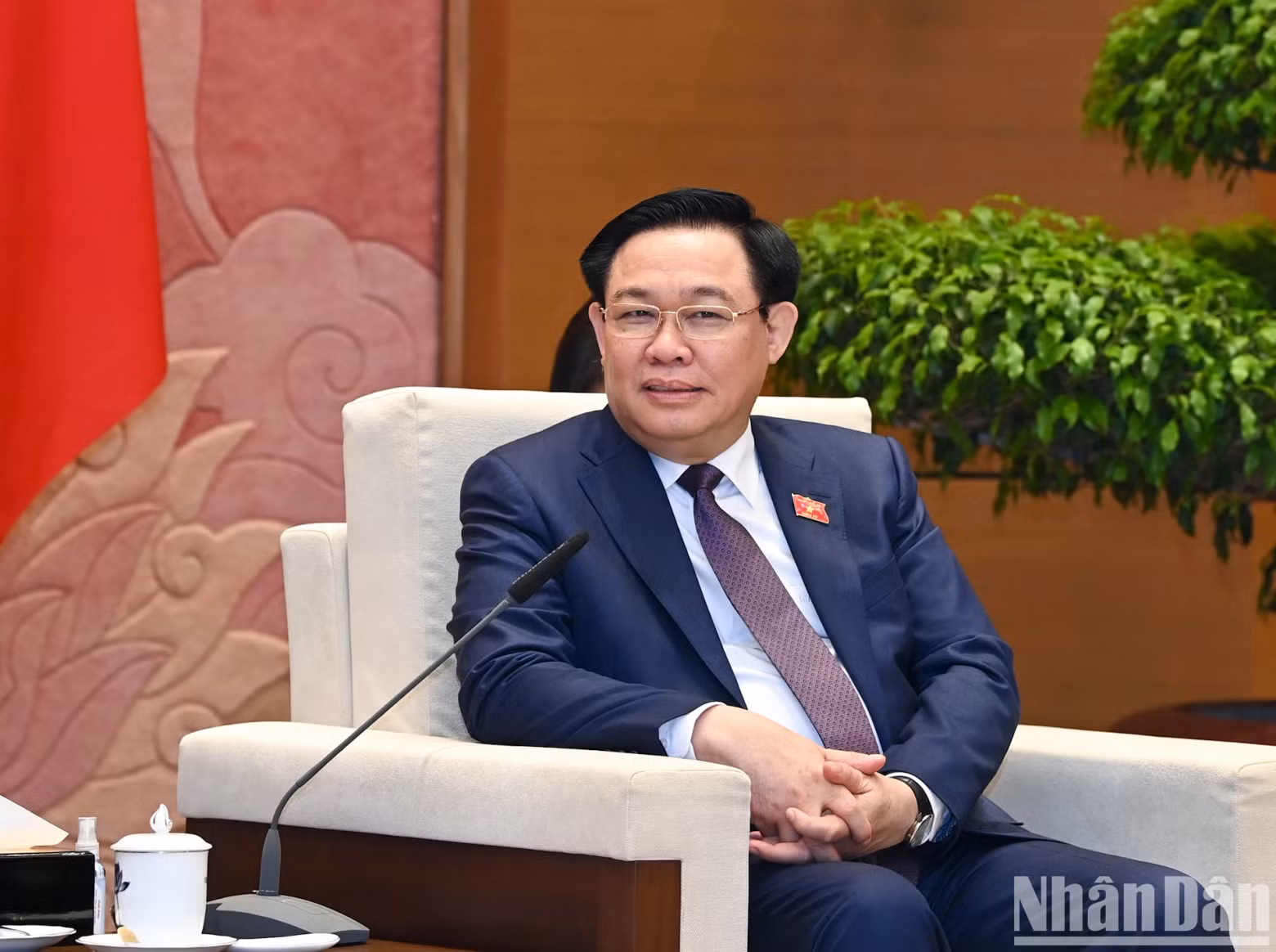 NA Chairman Vuong Dinh Hue speaks at the reception.