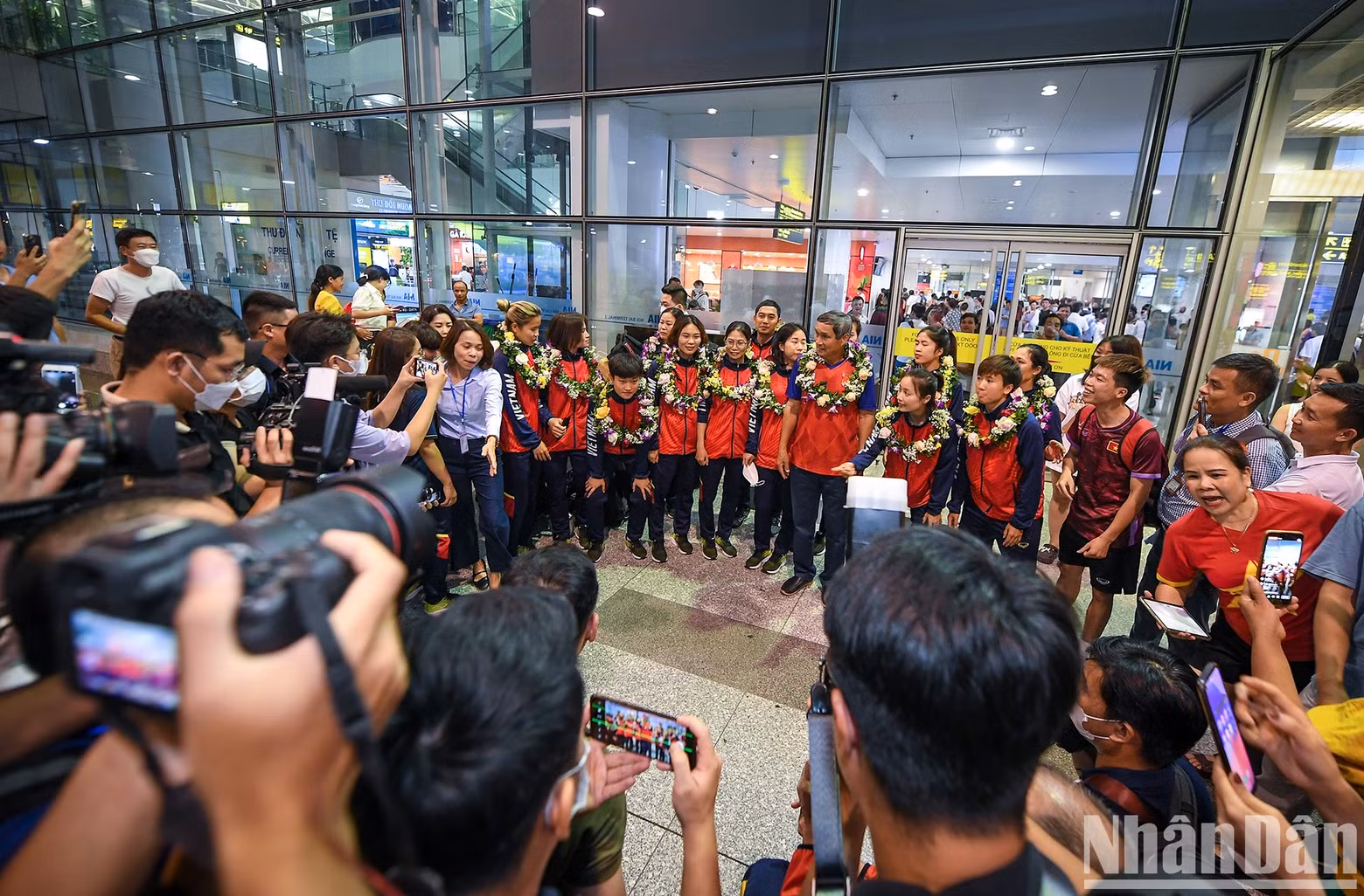 In Pictures: Vietnamese women’s football team returns home to fans’ warm welcome ảnh 7