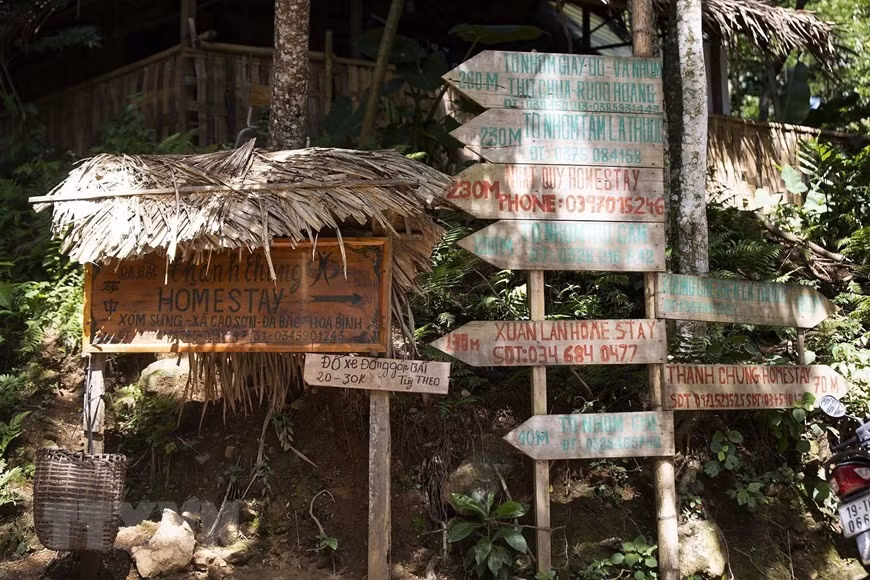 Signposts leading to homestays in Sung Village. (Photo: Trong Dat/VNA)