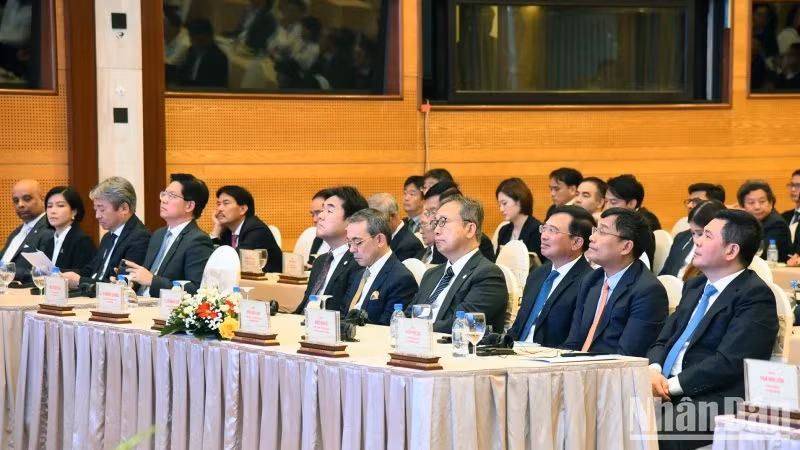 Representatives from ministries and agencies attend the ceremony.