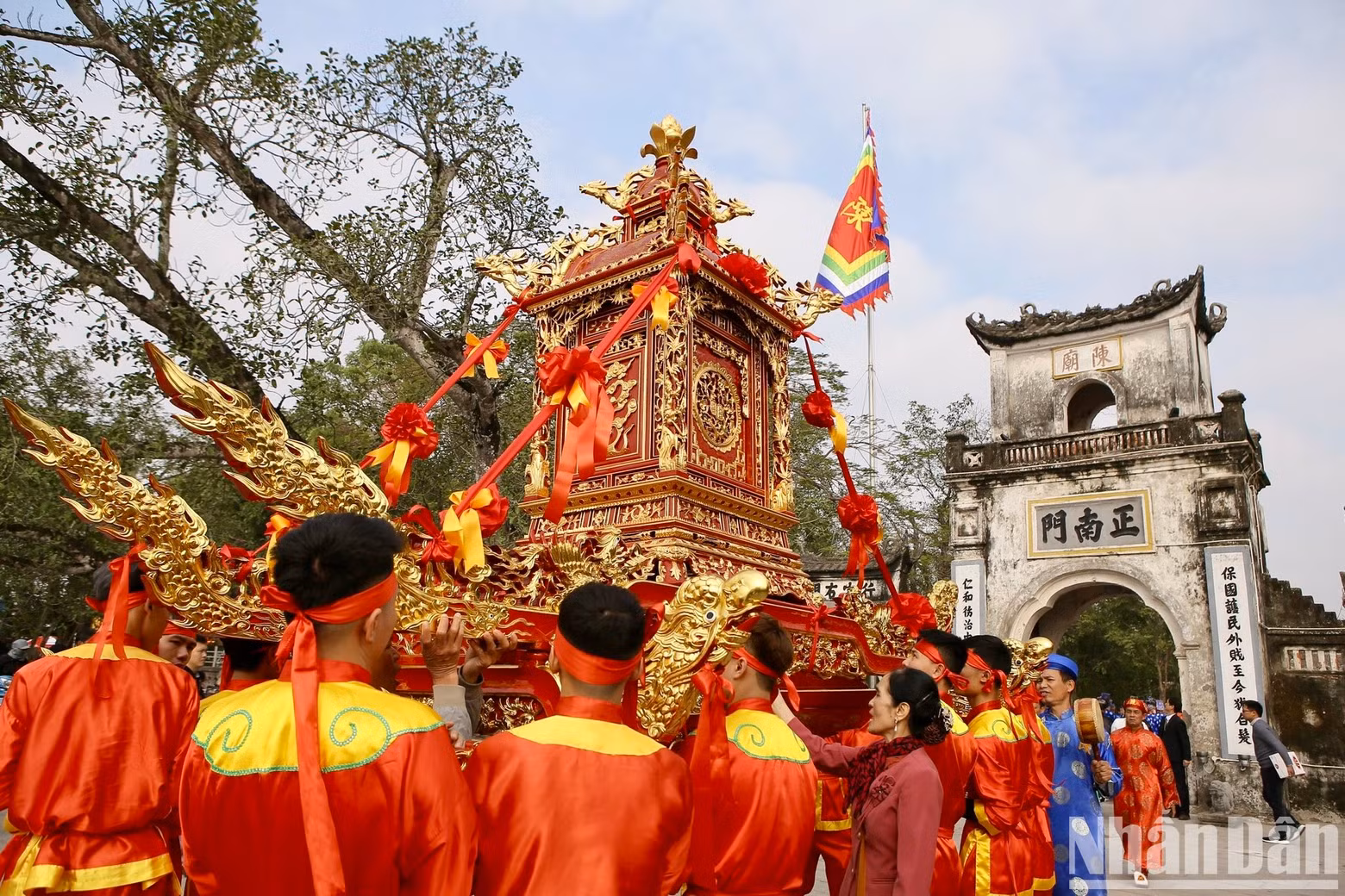 The procession returns to Tran Temple, which is about 500m from Pho Minh Pagoda.