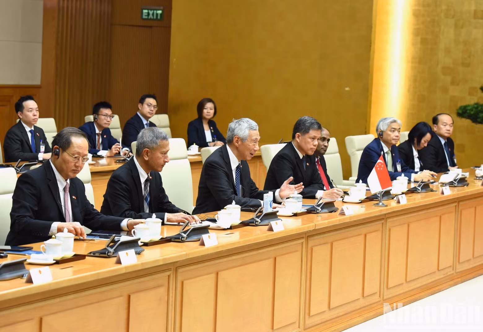 PM Lee Hsien Loong and members of Singaporean Government hold talks with PM Pham Minh Chinh.