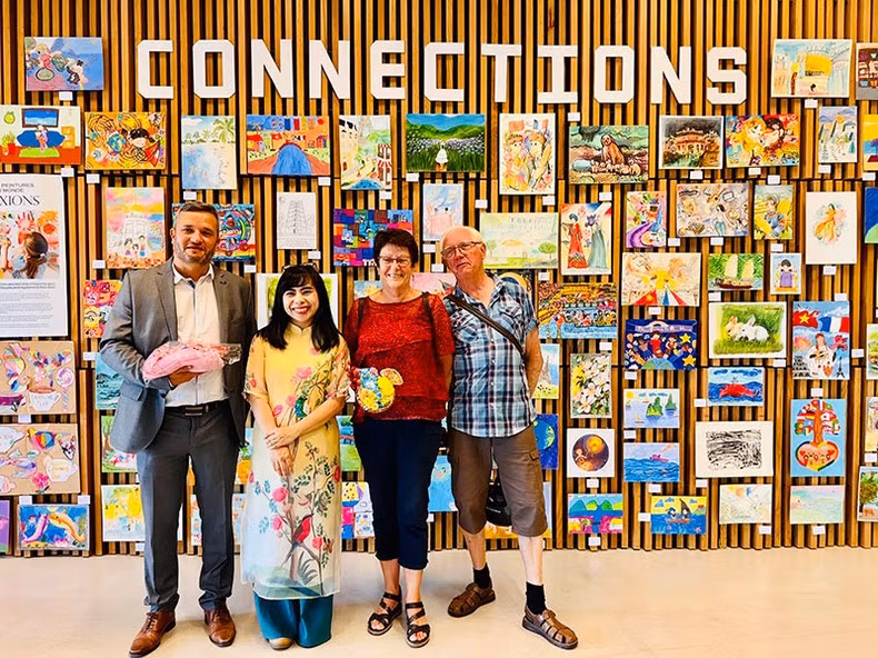 Driss Saïd, Deputy Mayor of Saint Herblain (leftmost) took a photo with Hoang Thu Trang, Head of the Organising Committee (second left) and guests at the event.